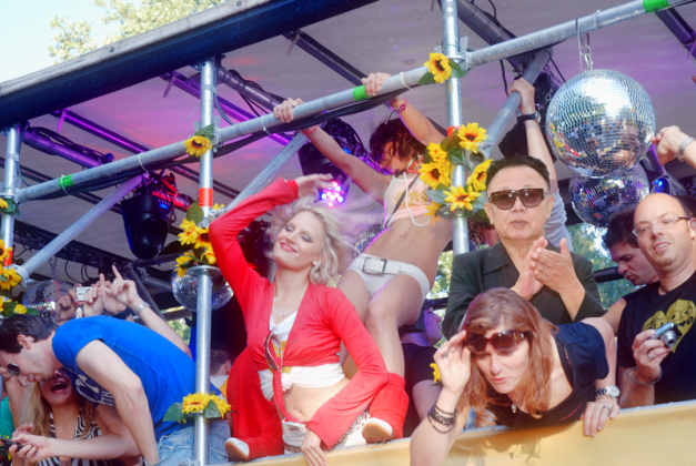 I can only assume this is at some sort of Premier for the release of Simteks and StrangeFlow's Neuro Bass Bombz From Outer Space Samples package