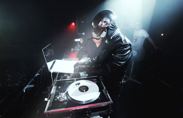 I can only assume this is at some sort of Premier for the release of Simteks and StrangeFlow's Neuro Bass Bombz From Outer Space Samples package